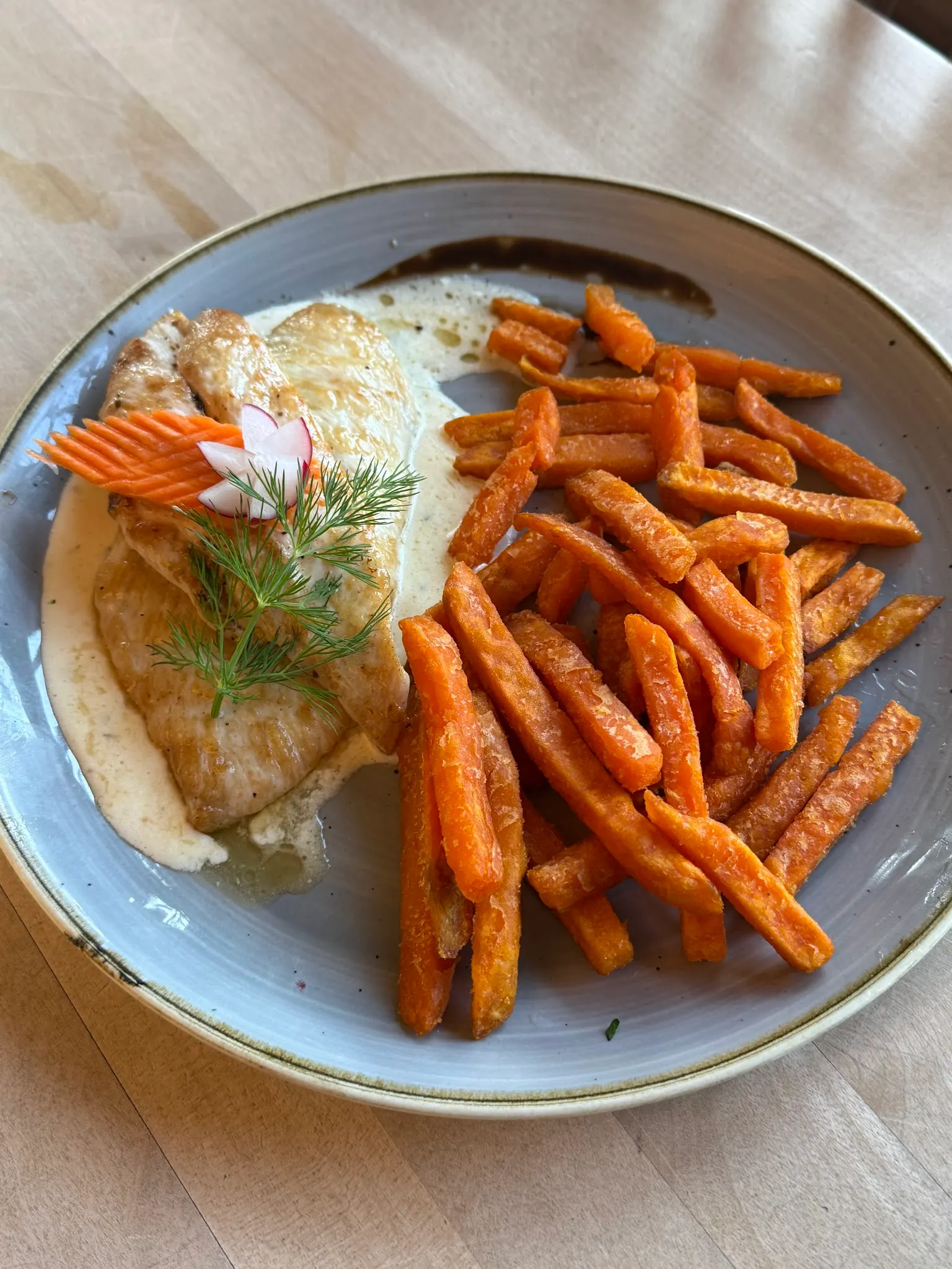 Gebratene Filets mit Kräutersauce und Süßkartoffelpommes