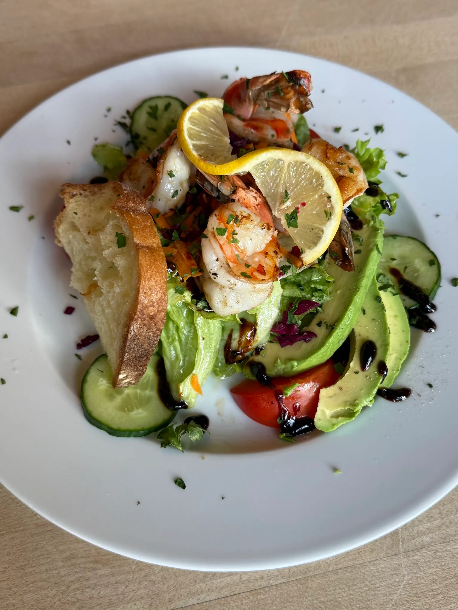 Salat mit gebratenen Garnelen, Avocado, Gurke und Brot