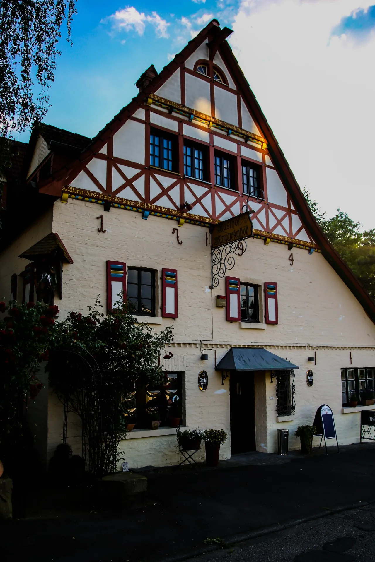 Historische Fachwerkfassade des Gasthofs Margaretenhöh in Rösrath